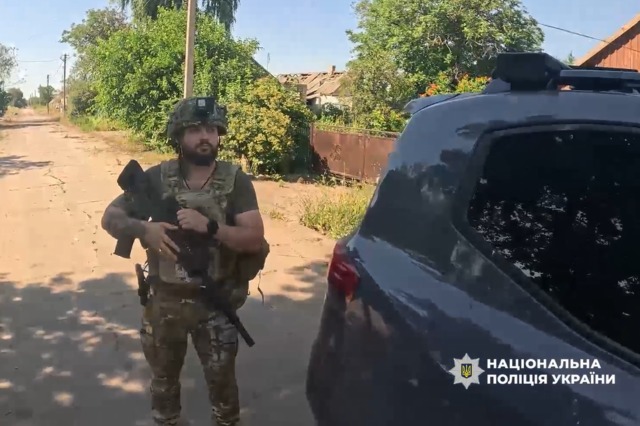 Полицейские «Белые ангелы» эвакуировали пожилых жителей из прифронтовых сел Синельниковского района