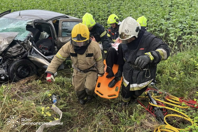 На Дніпропетровщині зіткнулися мікроавтобус та Renault: із пошкодженого автомобіля водія деблокували рятувальники