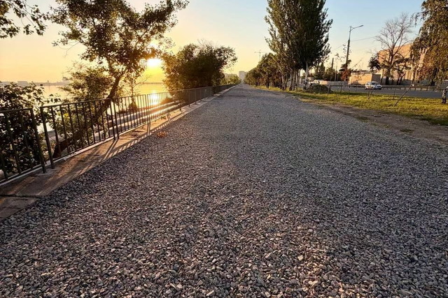 На житловому масиві Сонячний оновлюють пішохідну зону