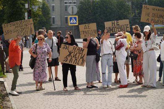 Знищені гаражі та побиті оселі через вибухи без тривоги: у Павлограді люди вийшли на мітинг, щоб домогтися компенсацій