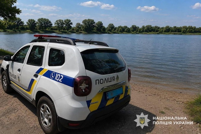 На Дніпропетровщині поліцейські разом з працівниками ДСНС врятували 15-річного хлопця з водойми