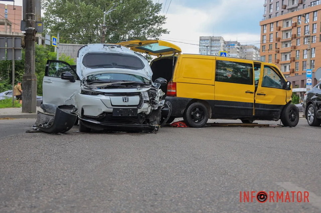 У Дніпрі на Запорізькому шосе «в лоб» зіткнулися Honda та Mercedes (з'явилося відео моменту)