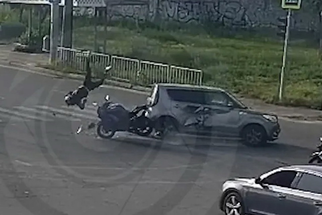 В Днепре на Набережной Заводской мотоциклист столкнулся с KIA: видео момента