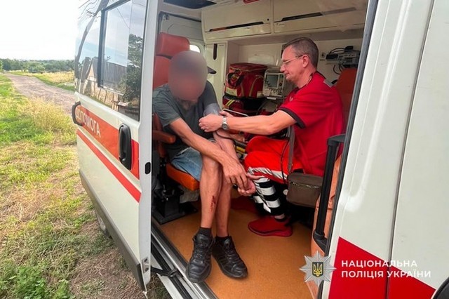 На Днепропетровщине полицейский помог мужчине с психическим расстройством успокоиться и вызвал врачей