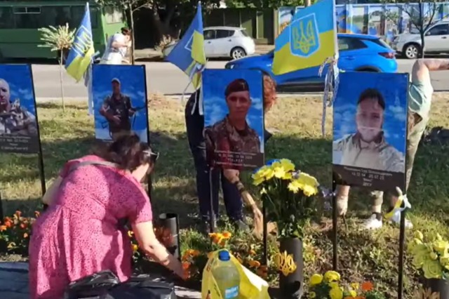 Жителі Дніпра своїми руками створили ще одну Алею пам'яті