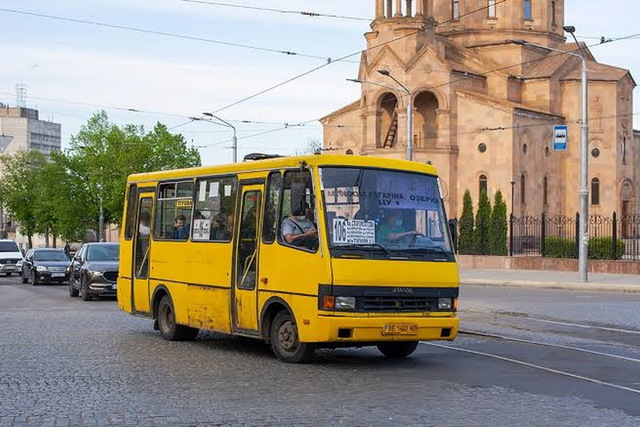 «Унижают и не останавливаются»: в Днепре пенсионеры пожаловались на водителей маршруток