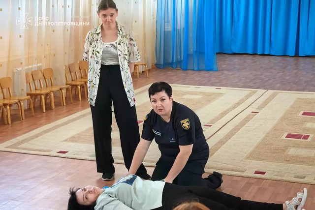 В Днепре специалисты ГСЧС повышают уровень безопасности работников дошкольного учреждения