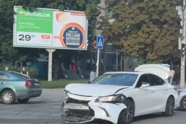 У Дніпрі на проспекті Поля зіткнулися Toyota та Lexus: відео моменту ДТП