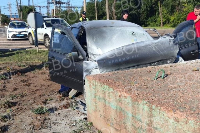 У Кривому Розі Lada врізалася у бетонний блок: момент смертельної ДТП