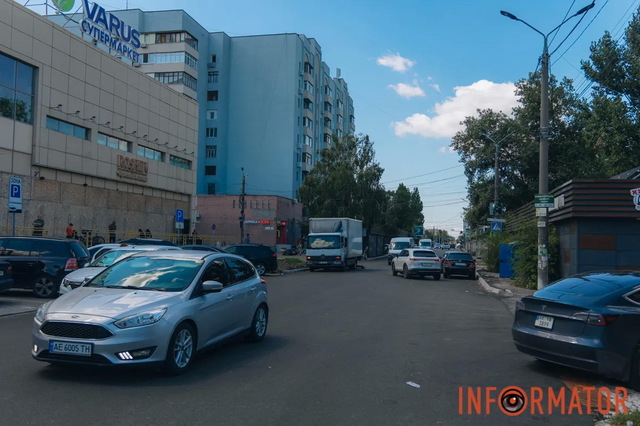 Рух транспорту відновили: у Дніпрі на Калиновій завершують ремонт дороги