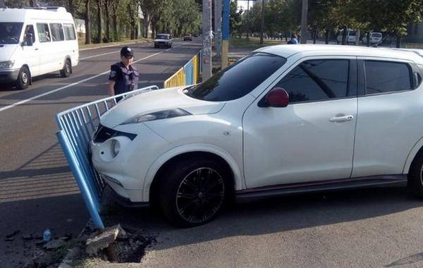 На Рабочей автомобиль влетел в остановку трамвая