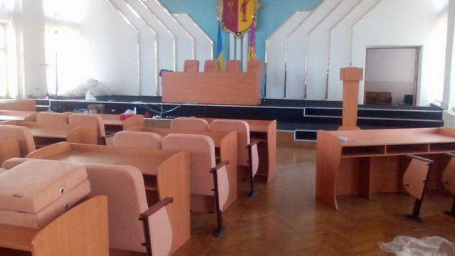 В сессионном зале Каменского горсовета начали установку электронной системы голосования