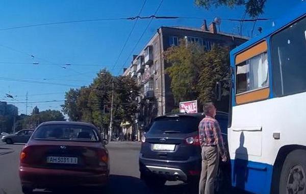 Фото: соцсети ДТП на Титова: троллейбус врезался в джип