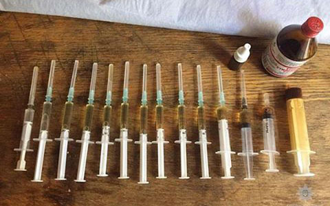 У Дніпрі поліцейські викрили наркодилерку з 14 шприцами опію