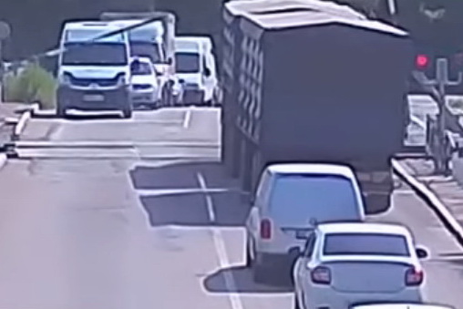 В Каменском на железнодорожном переезде грузовик сломал шлагбаум