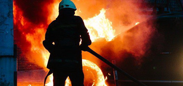 В Днепре сгорел припаркованный под домом Volkswagen Transporter: люди с вещами выбегали на улицу