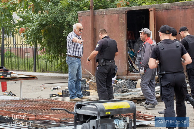 У Кам’янському продовжують зносити незаконні споруди