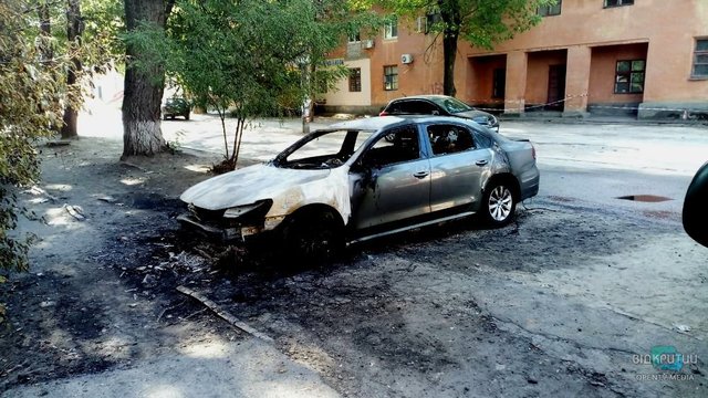 В Днепре на улице Софьи Ковалевской дотла сгорел автомобиль