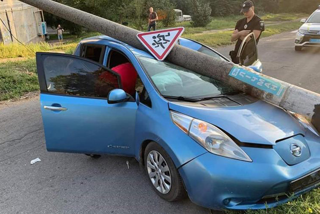 В Каменском электрокар службы такси снес столб