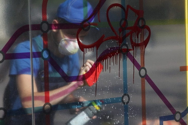 Душ для павильона: как в Днепре коммунальщики моют остановки