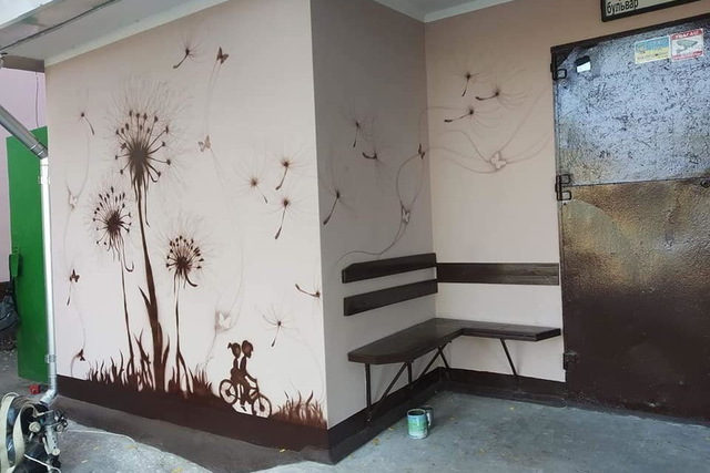 На левобережье Каменского жители отремонтировали и украсили свой подъезд