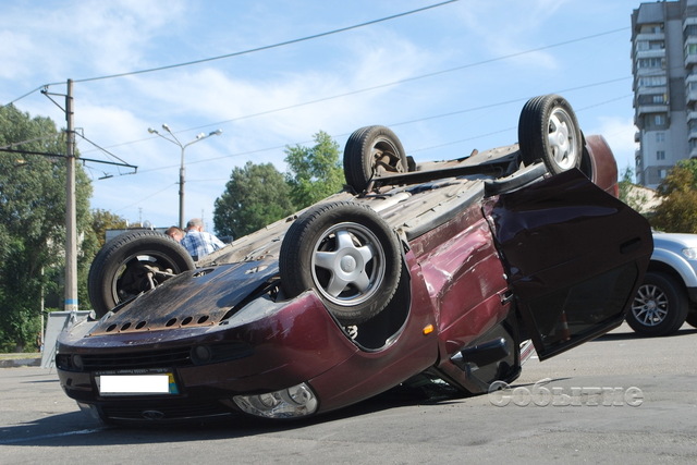 В Каменском на проспекте Стуса от удара перевернулся автомобиль