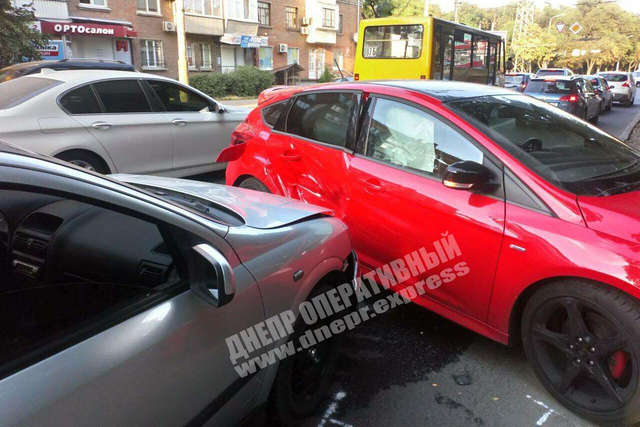 В Днепре на улице Титова Opel врезался в Ford
