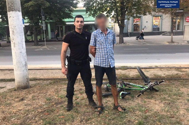 Патрульні Дніпра за 15 хвилин знайшли крадія велосипеда