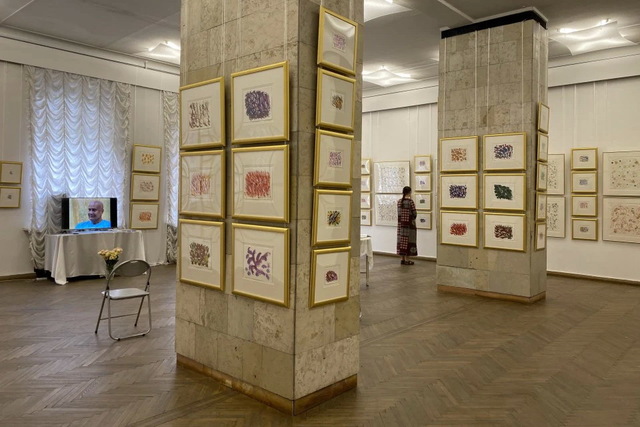 Тысячи разноцветных птиц: в Днепре открылась выставка легендарного индийского художника