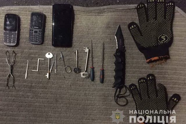 У Дніпрі поліцейські затримали групу серійних квартирних крадіїв