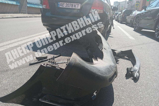 В Днепре на Коцюбинского Volkswagen врезался в Chevrolet (момент ДТП)