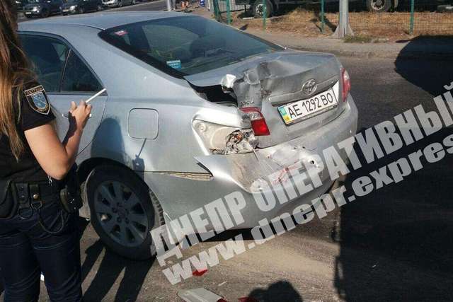 В Днепре на Донецком шоссе грузовик врезался в Toyota