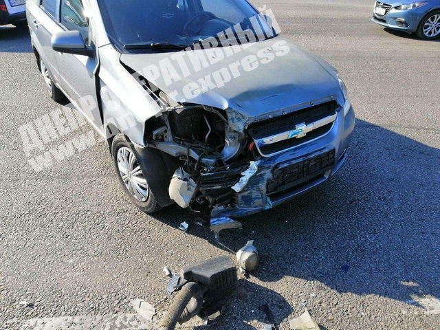 В Днепре на Набережной Заводской столкнулись Honda и Chevrolet (момент ДТП)