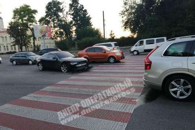 В Днепре на Запорожском шоссе Audi врезался в Volvo: от удара у Volvo вырвало колесо