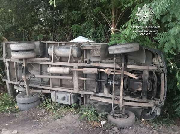 В Днепре на Набережной Заводской «Газель» вылетела в кювет и перевернулась