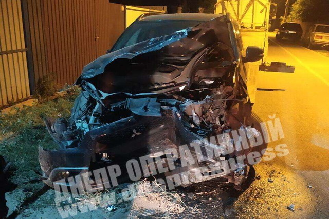 В Днепре водитель Mitsubishi попал в ДТП, бросил автомобиль и скрылся с места происшествия