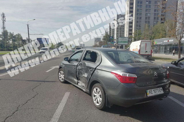 В Днепре на Набережной Победы Citroen врезался в микроавтобус с мороженым (момент ДТП)