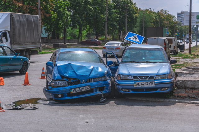В Днепре на Петра Калнышевского столкнулись Mitsubishi и Nexia: пострадал 17-летний парень