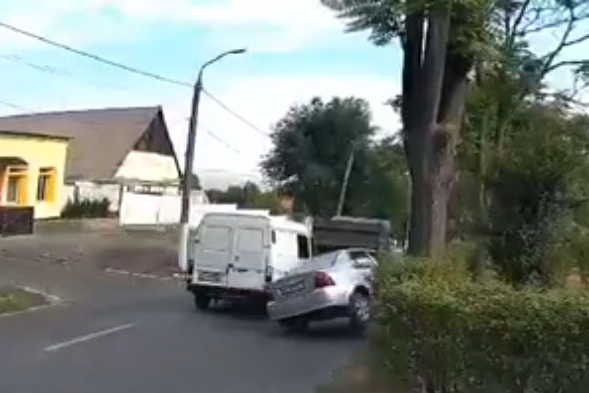 В Днепре на ул. Надежды Алексеенко Opel влетел в бордюр и перевернулся (момент ДТП)