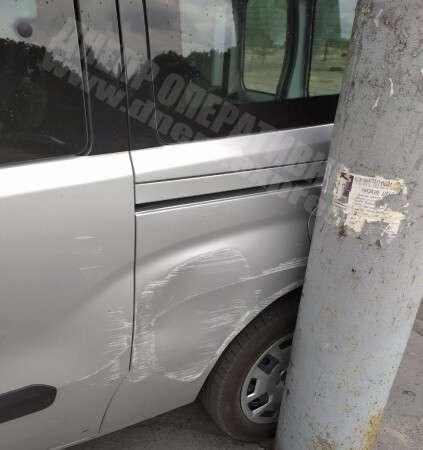 В Днепре на Набережной Заводской Fiat влетел в столб