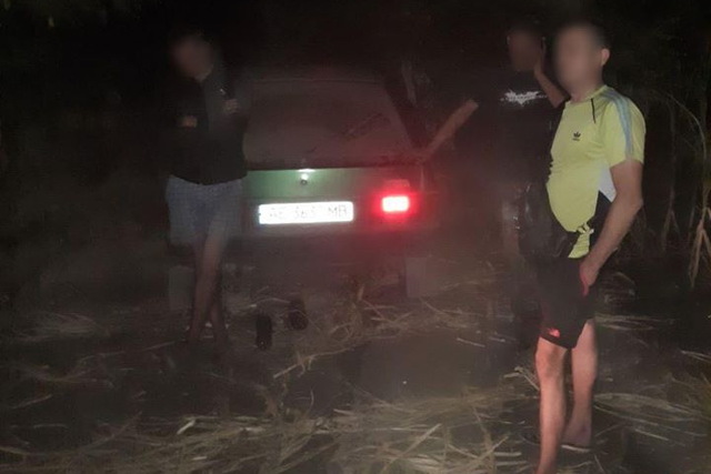 Патрульні затримали дніпрян, які крали кукурудзу на полі