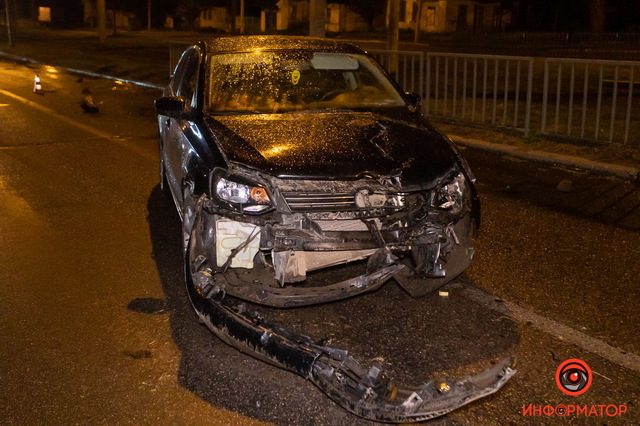 В Днепре на Рабочей Volkswagen снес ограждение
