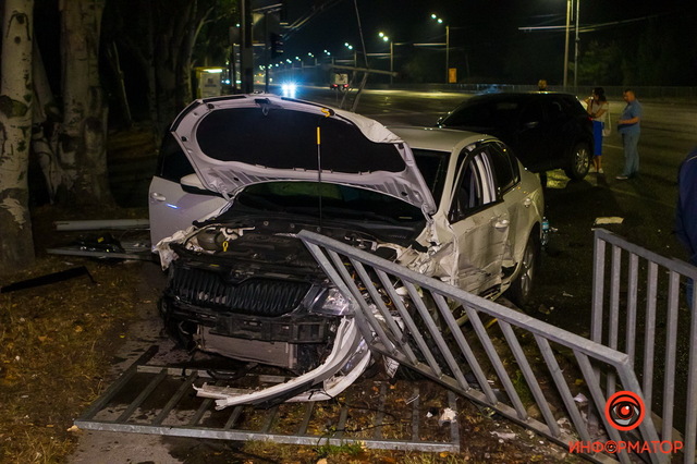 В Днепре на Красном Камне Skoda столкнулась с Mazda и снесла светофор