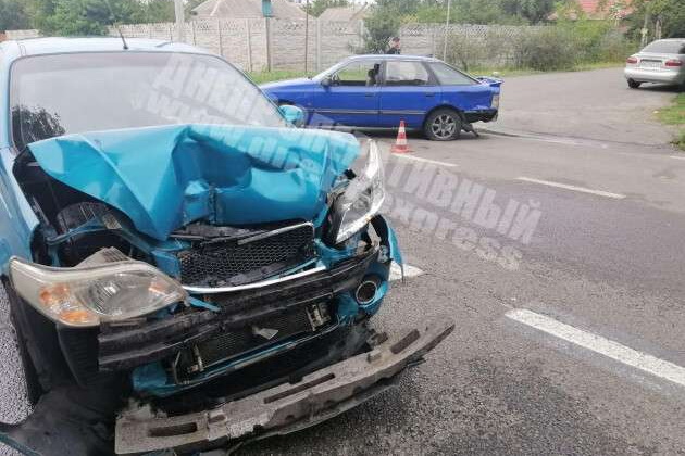 В Днепре на Криворожской Chevrolet влетел в Ford: пострадала женщина-водитель