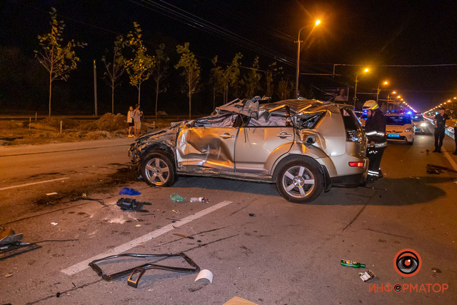 В Днепре на Набережной Победы Mitsubishi въехал в разделительное ограждение и перевернулся
