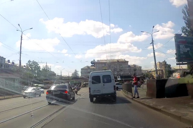 В Днепре на Старомостовой площади Mitsubishi сбил мужчину: видео момента