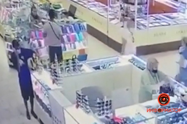 В Днепре мужчина вынес из торгового центра стенд с очками