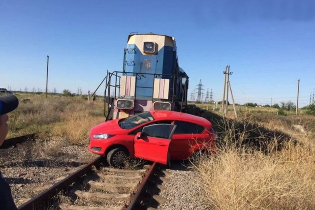 Протащил почти 50 метров по рельсам: под Днепром поезд протаранил легковушку
