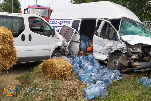 У Кривому Розі зіткнулися 2 мікроавтобуси: постраждало 4 людини