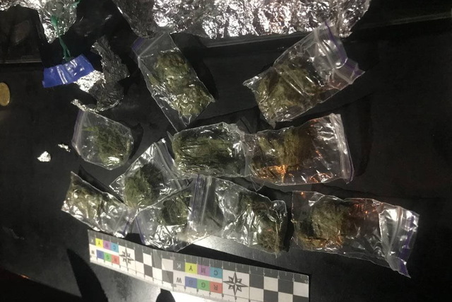 Патрульные обнаружили у прохожего 10 свертков с каннабисом и 5 слип-пакетов с наркотиками у водителя Fiat